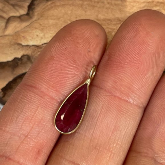 1.3CT Natural Vivid Fuscia Tourmaline Pear Shape 14K Yellow Gold Charm 14x6mm - Picture 2 of 3